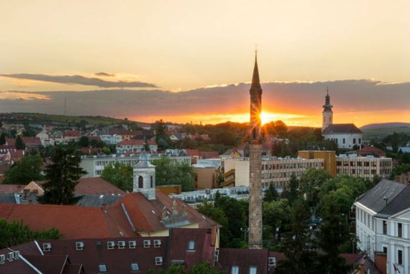 Tháp Minaret Eger là công trình nổi tiếng để đến check in khi đi du lịch Hungary 