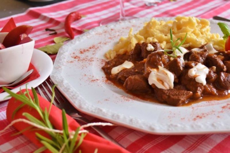 Món thịt hầm truyền thống ở Hungary mang tên Pörkölt