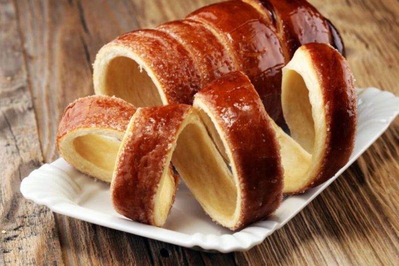Thưởng thức bánh Kürtőskalács kiểu xoắn vòng độc đáo