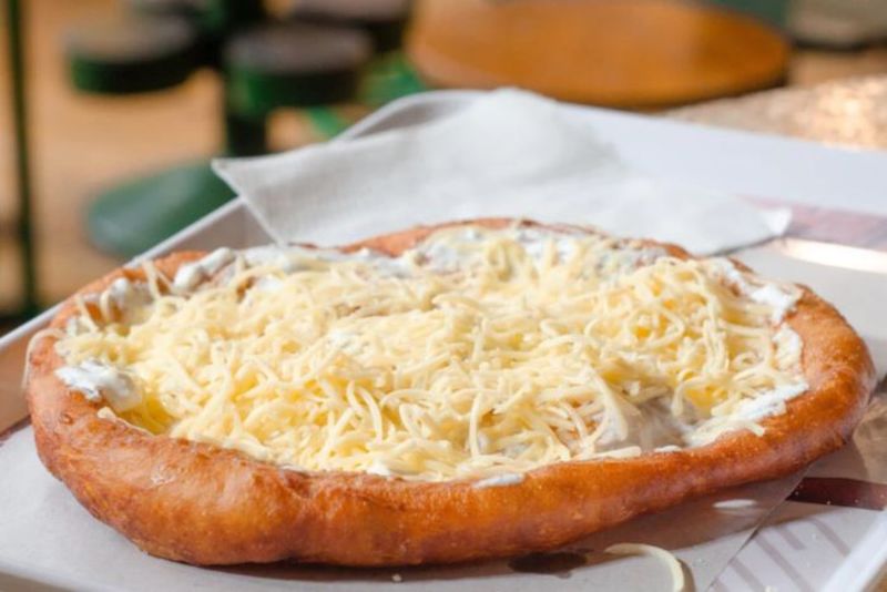 Bánh Langos làm từ bột mì với công thức chế biến đặc trưng của người Hungary 
