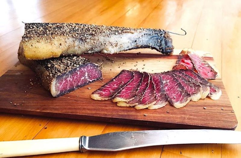 Biltong là món thịt hong khô nổi tiếng ở Nam Phi 