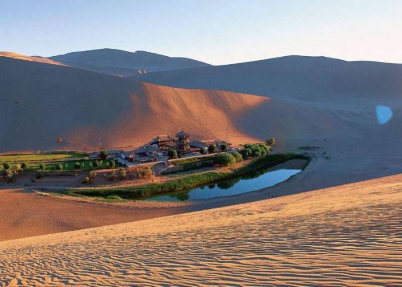 Khám phá sa mạc Gobi với sự xuất hiện của ốc đảo và công trình Trung Cổ