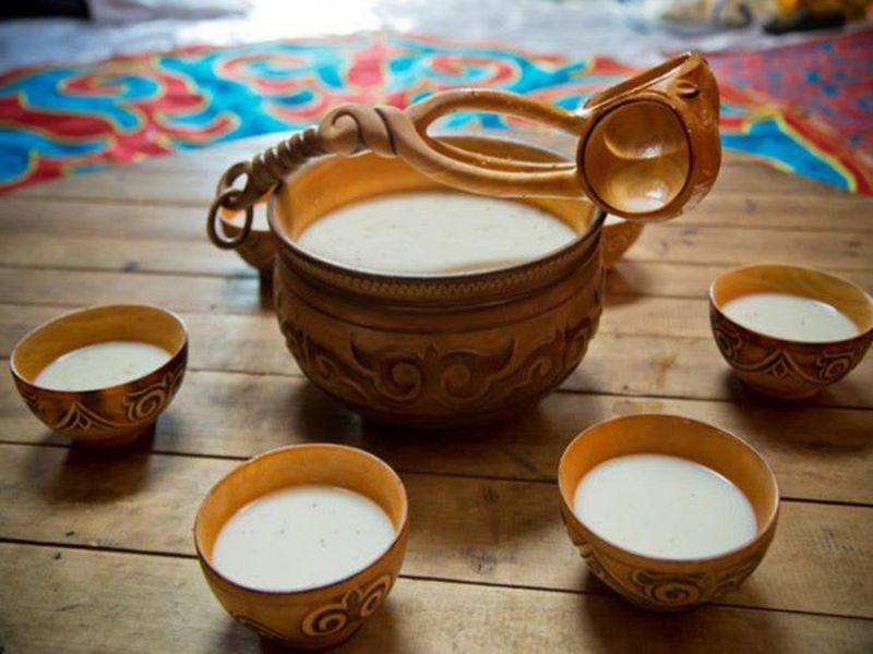 Đến du lịch Mông Cổ đừng quên nếm thử món sữa ngựa Airag