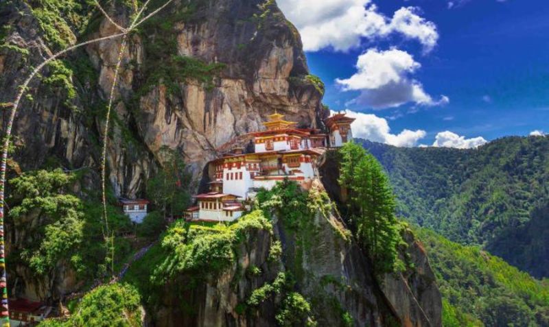 Check in tu viện Taktsang nằm cheo leo trên vách núi