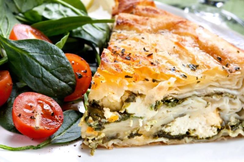 Thưởng thức bánh Spanakopita đặc trưng tại Athens