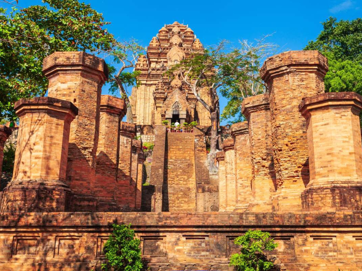Tháp Bà Ponagar là một công trình kiến trúc cổ kính và độc đáo của người Chăm Pa