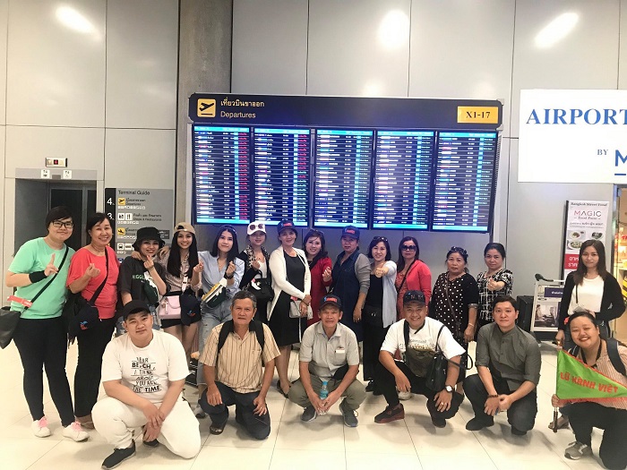 Khách chụp ảnh lưu niệm ở sân bay Thái Lan