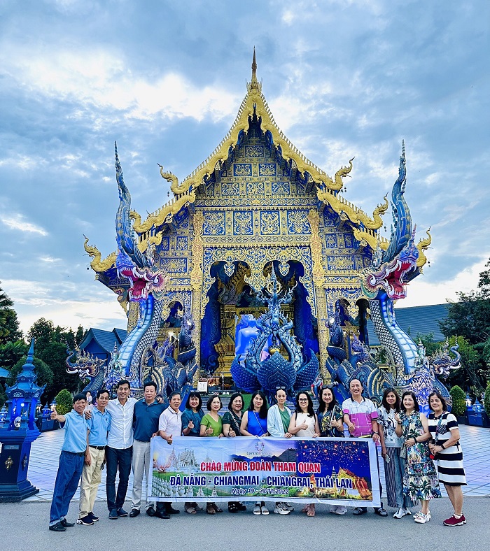 Khách chụp ảnh tại Chùa Xanh - Blue Temple