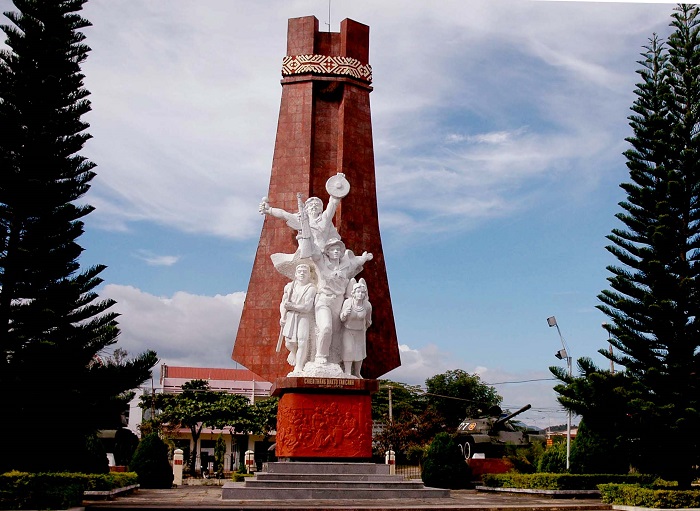Tượng đài Chiến thắng Đăk Tô - Tân Cảnh
