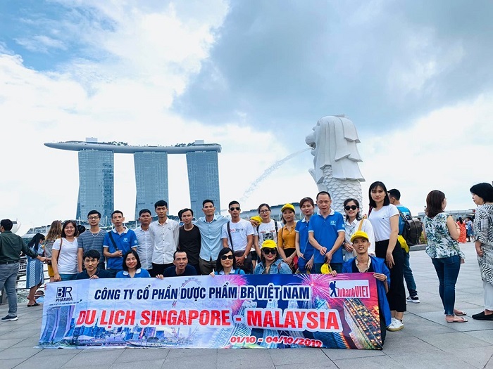 Khách đoàn chụp ảnh lưu niệm ở công viên sư tử biển Merlion Park