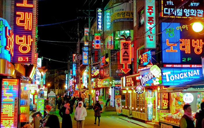 Hongdae nhộn nhịp với hoạt động mua sắm về đêm
