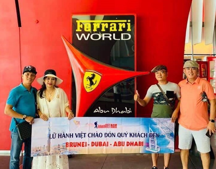 Đoàn khách chụp ảnh tại các điểm tham quan nổi tiếng