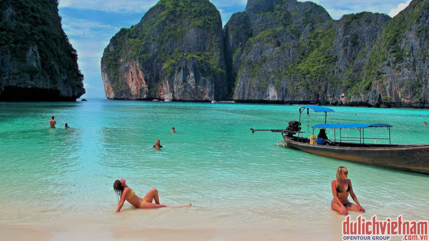 Du khách được thỏa sắm đắm mình trong nước biển xanh Du khách được thỏa sắm đắm mình trong nước biển xanh