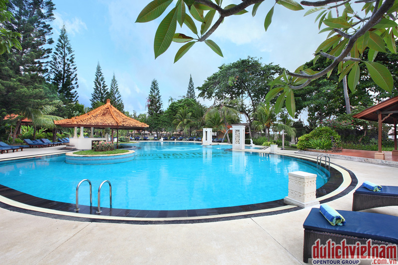 Bể bơi ngoài trời của Bali Tropic Resort & Spa