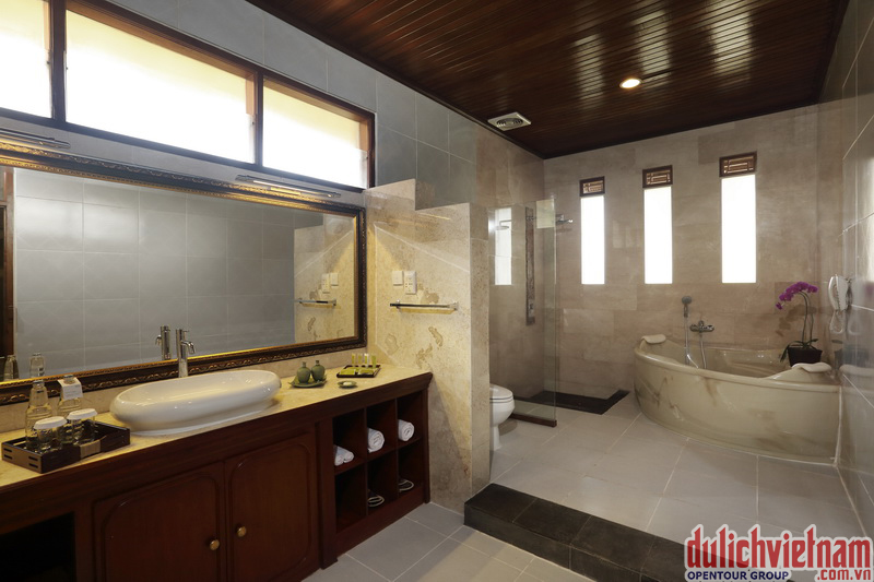 Phòng tắm của Bali Tropic Resort & Spa