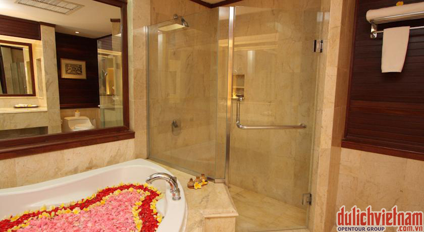 Phòng tắm với đầy đủ các  dụng cụ