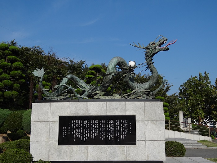  Công viên Yongdusan - công trình tưởng niệm ở công viên