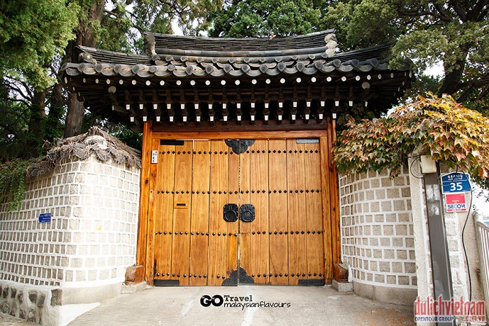Làng Hanok - hầu hết các ngôi nhà đều có cửa rộng làm bằng gỗ Làng Hanok - hầu hết các ngôi nhà đều có cửa rộng làm bằng gỗ
