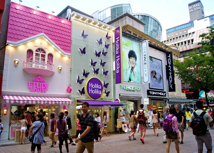 Khách du lịch Hàn QUốc thích thú dạo phố đi bộ Myeongdong