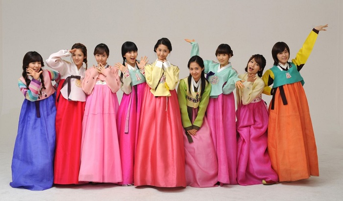 Bạn còn có thể mặc đồ Hanbok truyền thống để chụp ảnh lưu niệm nữa đấy Bạn còn có thể mặc đồ Hanbok truyền thống để chụp ảnh lưu niệm nữa đấy