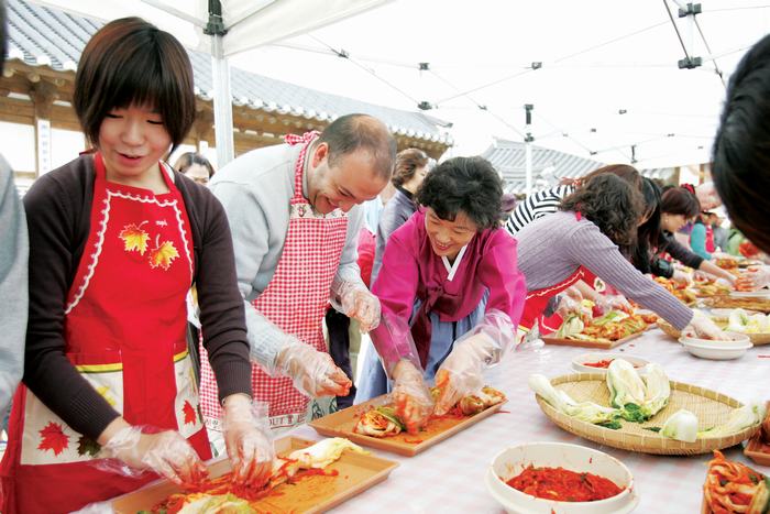 Du khách tự tay làm Kim Chi Học-làm-Kim-chi