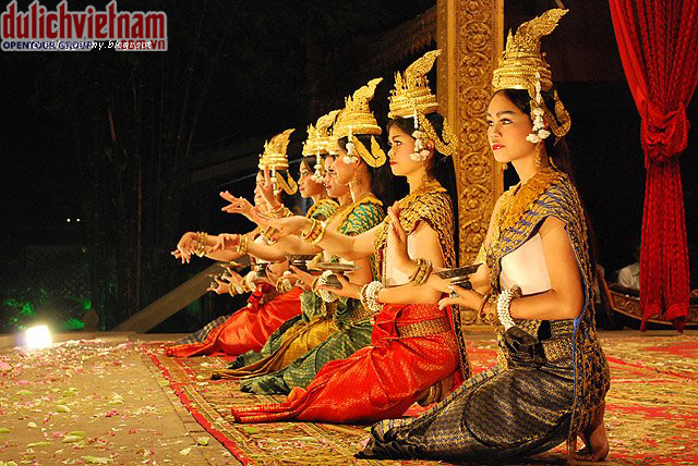 Không những vậy du khách còn có cơ hội thưởng thức điệu múa Lam Vong đặc sắc của Lào