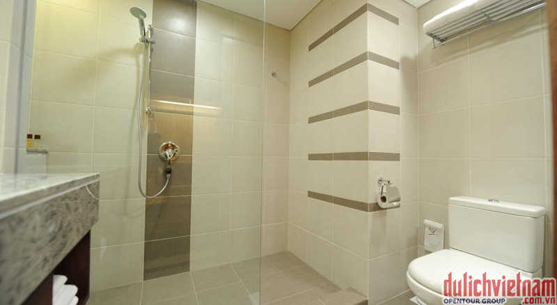 Phòng tắm với đầy đủ dụng cụ