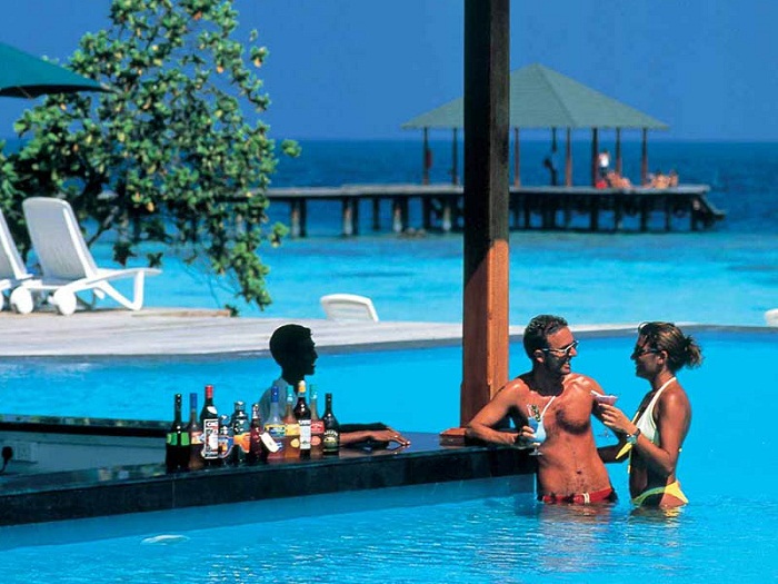 Trải nghiệm thức uống hồ bơi ở Adaaran Club Rannalhi 