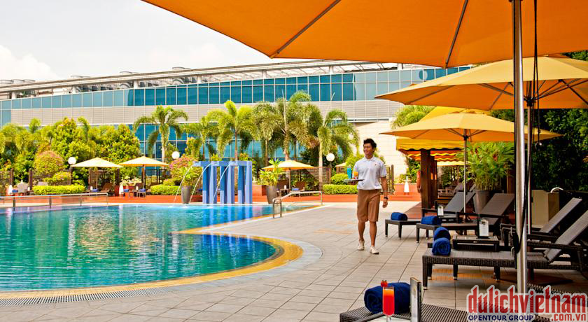 Bể bơi ngoài trời rộng rãi cho bạn thỏa sức bơi lội