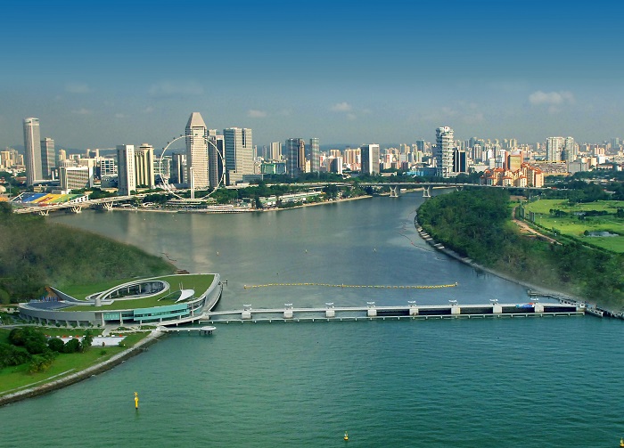 Marina Barrage - với 9 cửa đóng mở nhằm ngăn nước sông đổ ra biển