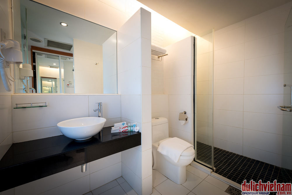 Phòng tắm sạch sẽ, đầy đủ dụng cụ Phòng tắm sạch sẽ, đầy đủ dụng cụ