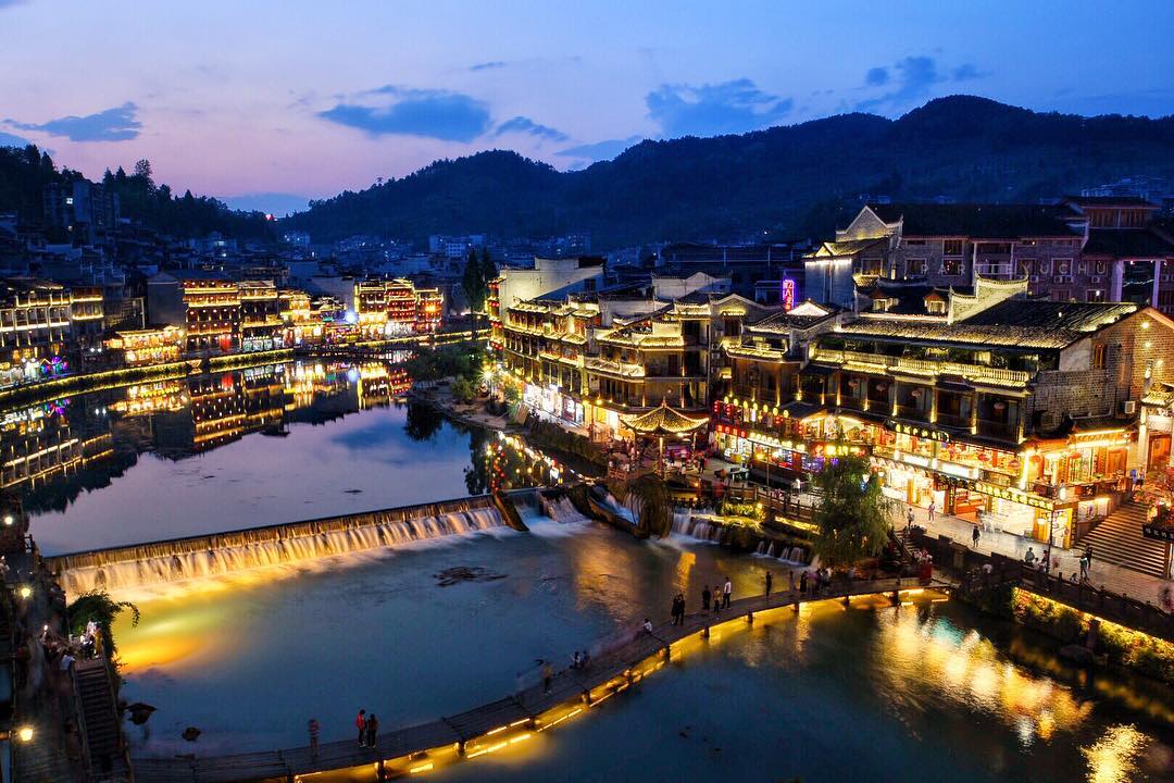 Phượng Hoàng Cổ Trấn