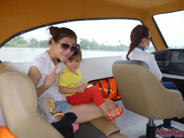 Du khách đi tàu đến củ chi