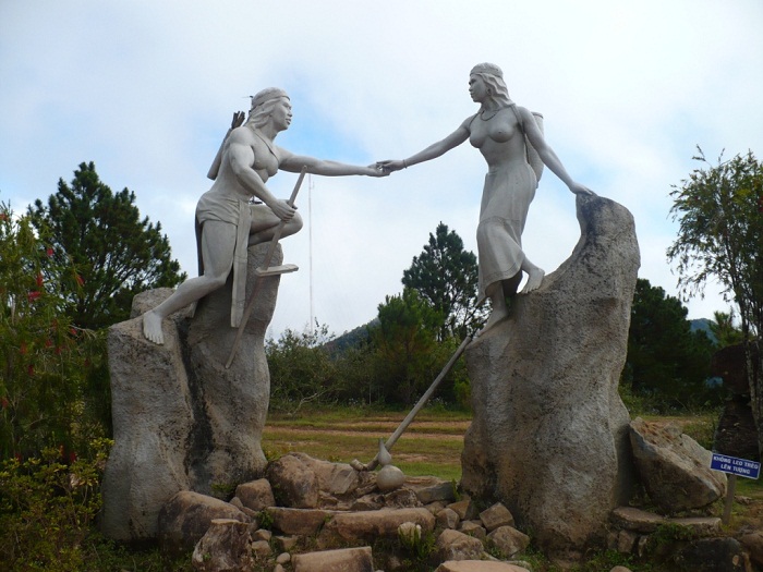 Tượng chàng K'Lang và nàng H'Biang