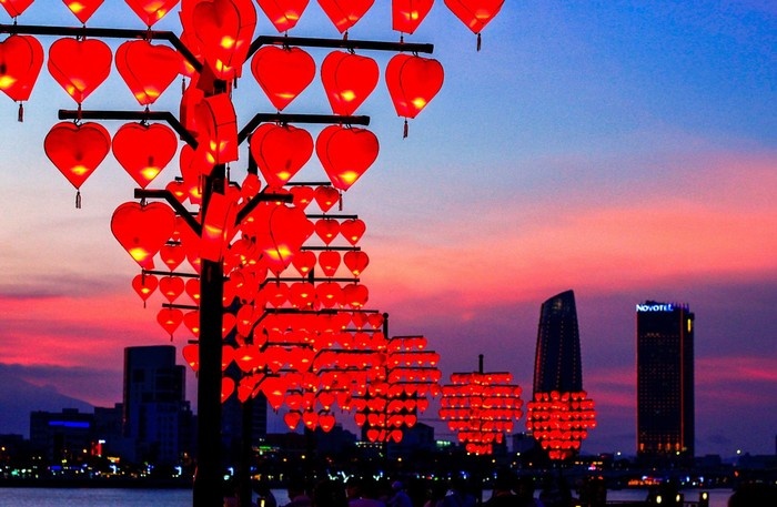 Cầu Tình Yêu lung linh vào ban đêm