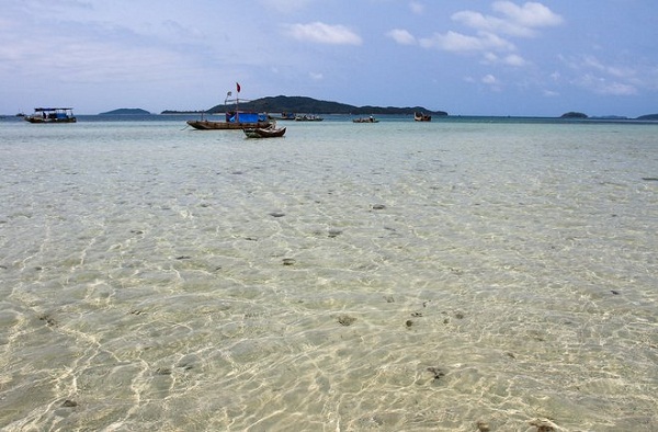 Nước biển Cô Tô Con trong vắt nhìn thấu tận đáy