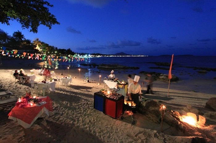Tiệc BBQ trên bãi biển Tiệc BBQ trên bãi biển
