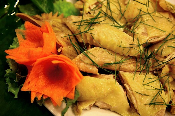 Gà đồi luộc rắc lá chanh Gà đồi luộc rắc lá chanh