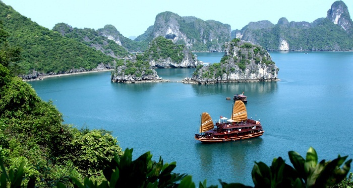 Kỳ quan đá dựng giữa trời cao - Hạ Long