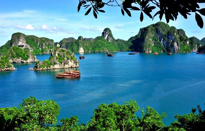 Vịnh Hạ Long - Kỳ quan đá dựng giữa trời cao