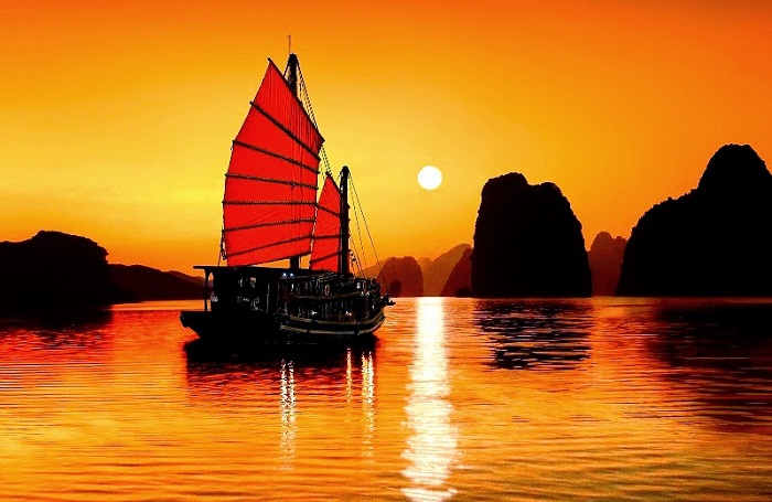 Hãy khoe với bạn bè những bức ảnh đẹp về hoàng hôn Hạ Long với nhiếp ảnh gia chính là bạn