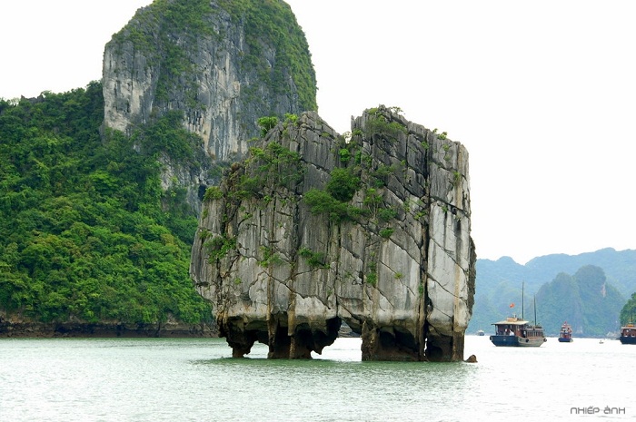 Hòn Lư Hương có hình dáng giống cái tên của nó Hòn Lư Hương có hình dáng giống cái tên của nó