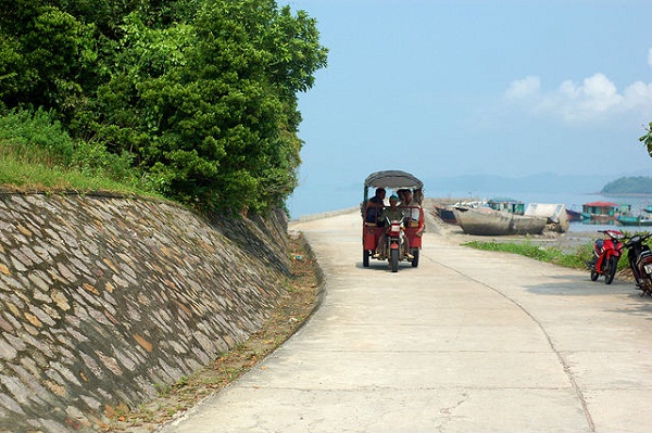 Đi xe tuk tuk