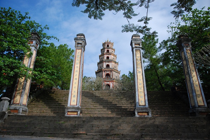 Các bậc thang đá dẫn lên chùa