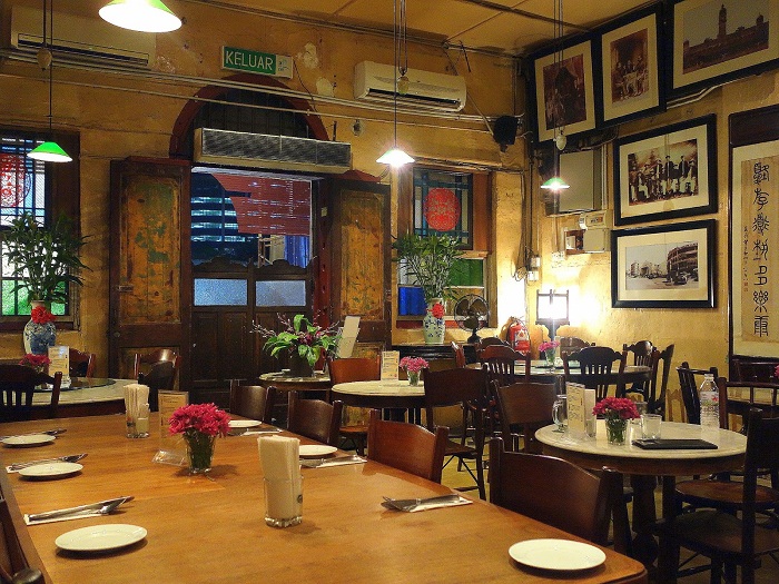 Tiệm cà phê Old China phục vụ các món ăn hải sản cay nồng