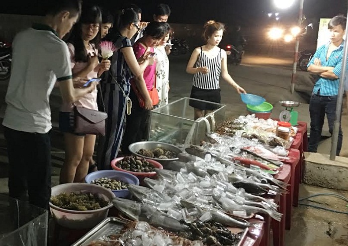 Chợ đêm hải sản bán và chế biến ngay tại chỗ cho du khách