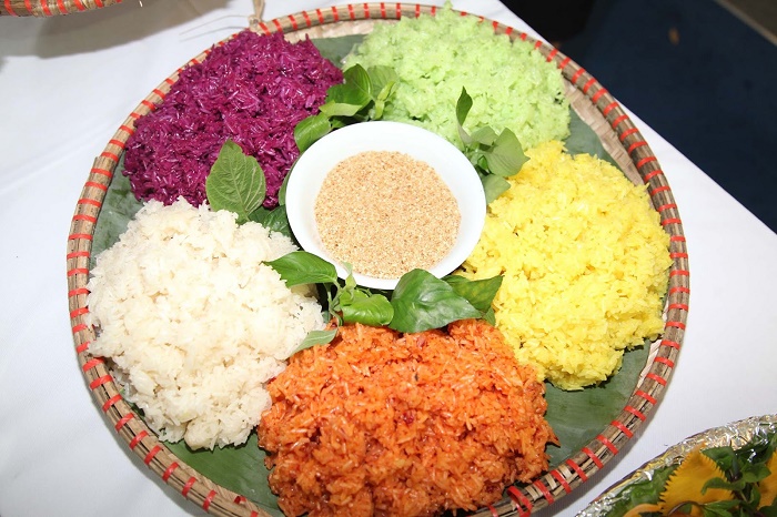 Thưởng thức các món đặc sản dân tộc trong buổi lễ