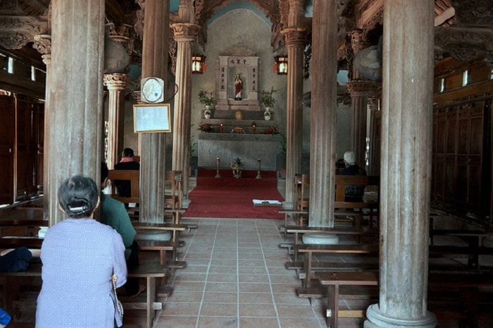 phía-trong-nhà-thờ