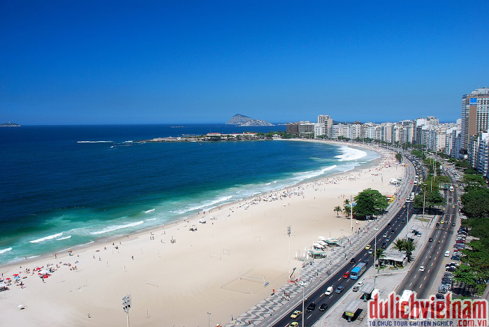Bải biển Copacabana điểm du lịch nổi tiếng ở Brazil