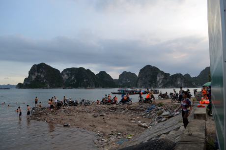 Bãi tắm nhiều gạch đá